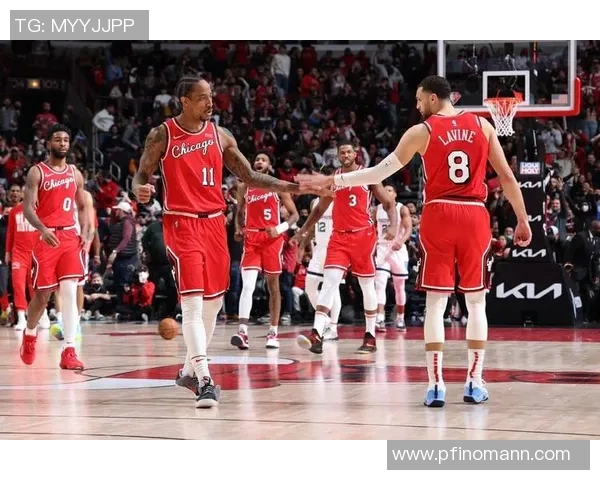 热火与公牛季后赛第三场激战回顾球员表现与战术分析全景呈现